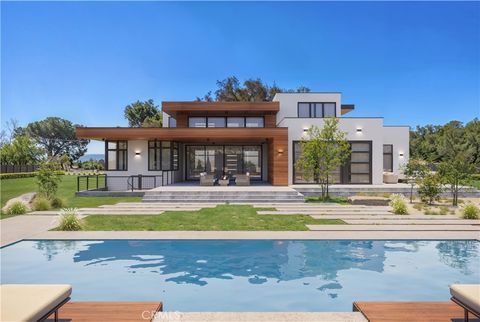 Photo of 3430 Chaney Trail, Altadena, CA 91001 (MLS # CV25198320) Photo of 3430 Chaney Trail, Altadena, CA 91001 (MLS # CV25198320)