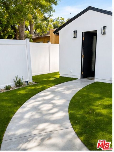 Photo of 7011 Andasol Ave, Lake Balboa, CA 91406 (MLS # 26815313)