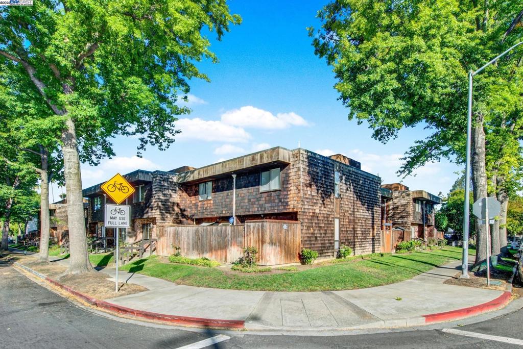 This charming end-unit condo offers abundant natural light and privacy with only one shared wall. Located in a small, gated community of just 20 units, it features a private pool for residents. Ideally situated close to excellent dining, bars, and major freeways, and bart making it perfect for commuters. The 2-bedroom, 1.5-bath layout includes convenient amenities such as washer and dryer, air conditioning, and stainless steel kitchen appliances. French doors open to a lovely patio with easy gate access to Laguna Street, along with rear and side entry options. Whether you're looking for your dream home, a first-time purchase, or an investment opportunity, this corner lot won’t last!