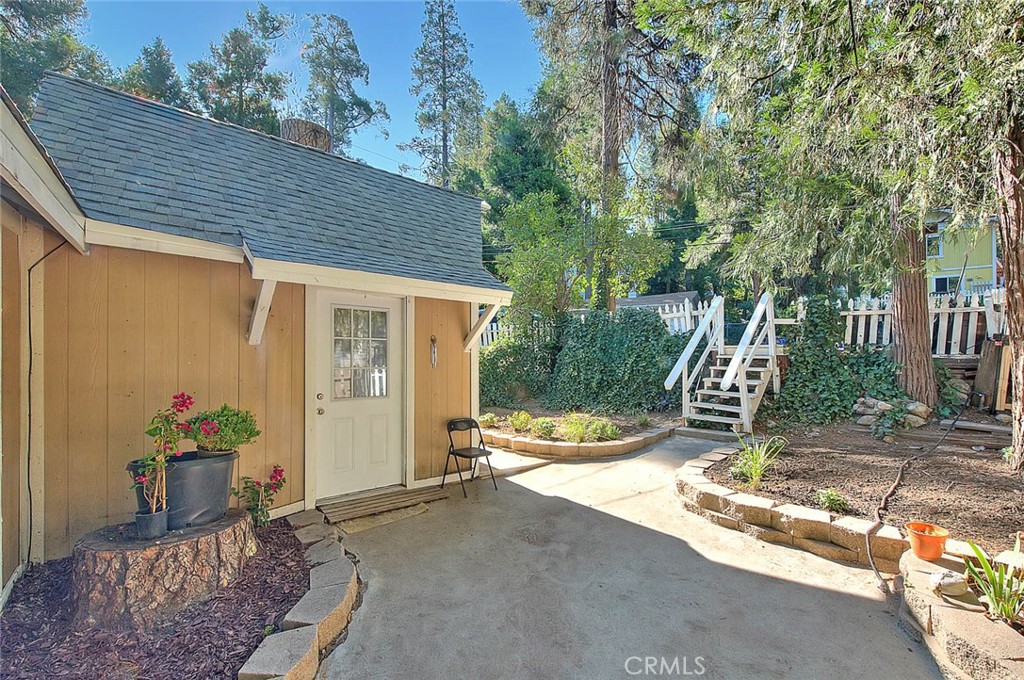 Super cute 1 bedroom 1 bath with new roof and paint. Fabulous commuter location and walking distance to downtown. Indoor laundry, 3 car off street parking and a low maintenance peaceful front yard to enjoy the good life in your affordable mountain home!