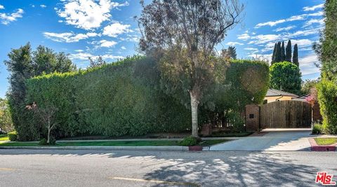 Photo of 629 N Rexford Drive, Beverly Hills, CA 90210 (MLS # 25623891)