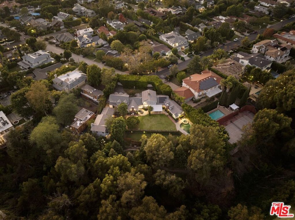 Photo of 196 Granville Avenue, Los Angeles, CA 90049 (MLS # 25608419)