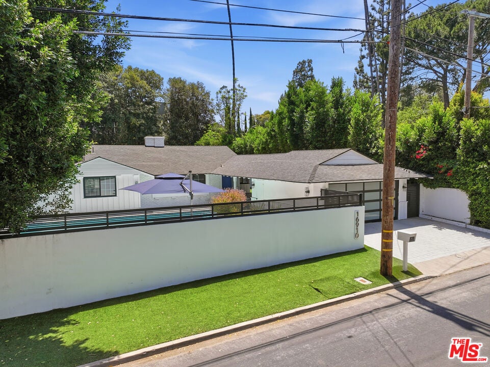 16910 Magnolia Boulevard, Encino CA 91316