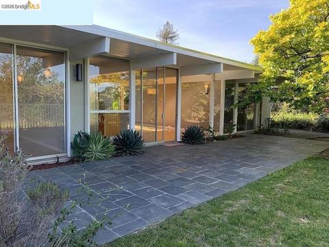 Photo of 5559 Greenridge Rd, Castro Valley, CA 94552 (MLS # 41128960)