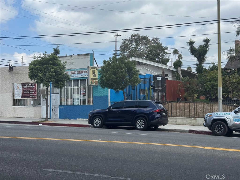 Main image without alt text