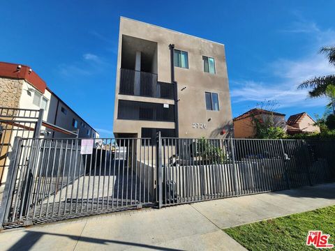 Photo of 2726 S Cochran Avenue #202, Los Angeles, CA 90016 (MLS # 26658151)