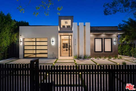 Photo of 5216 Etiwanda Avenue, Los Angeles, CA 91356 (MLS # 26877445)