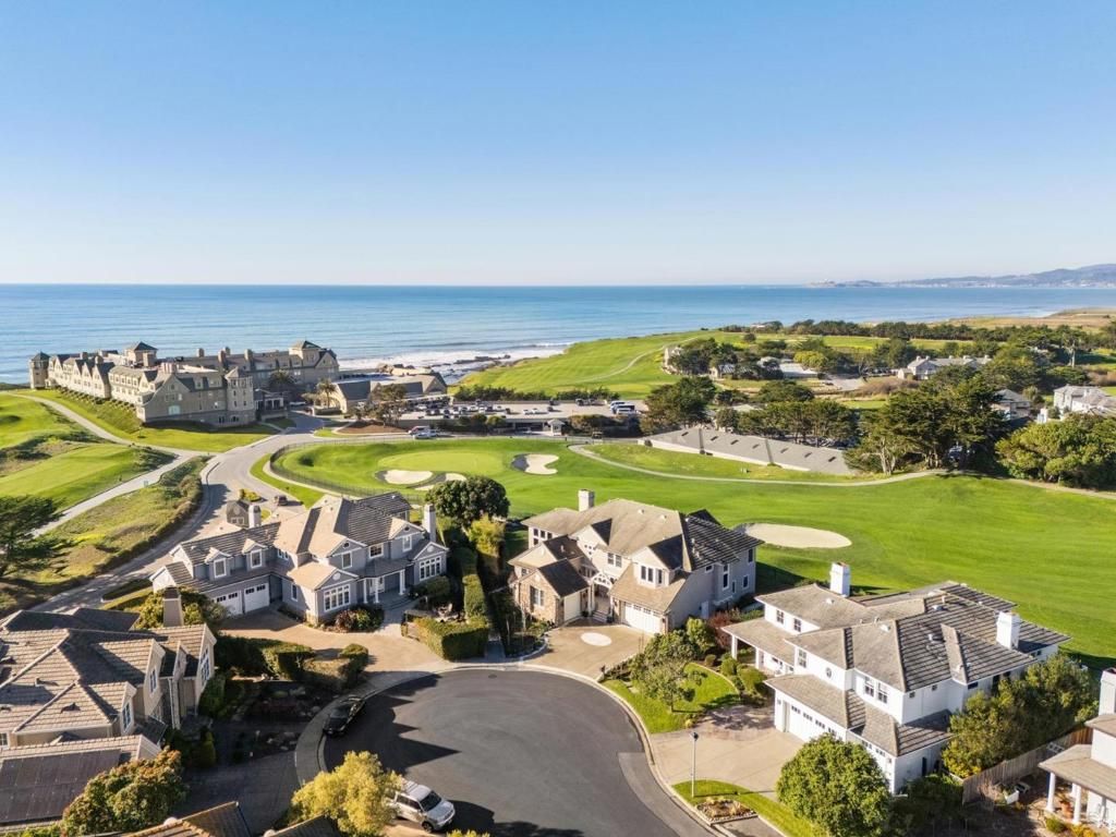 Photo of 29 Spyglass Court, Half Moon Bay, CA 94019 (MLS # ML82031928)