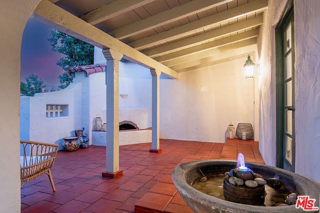 Photo of 815 S Spaulding Avenue, Los Angeles, CA 90036 (MLS # 25584159)