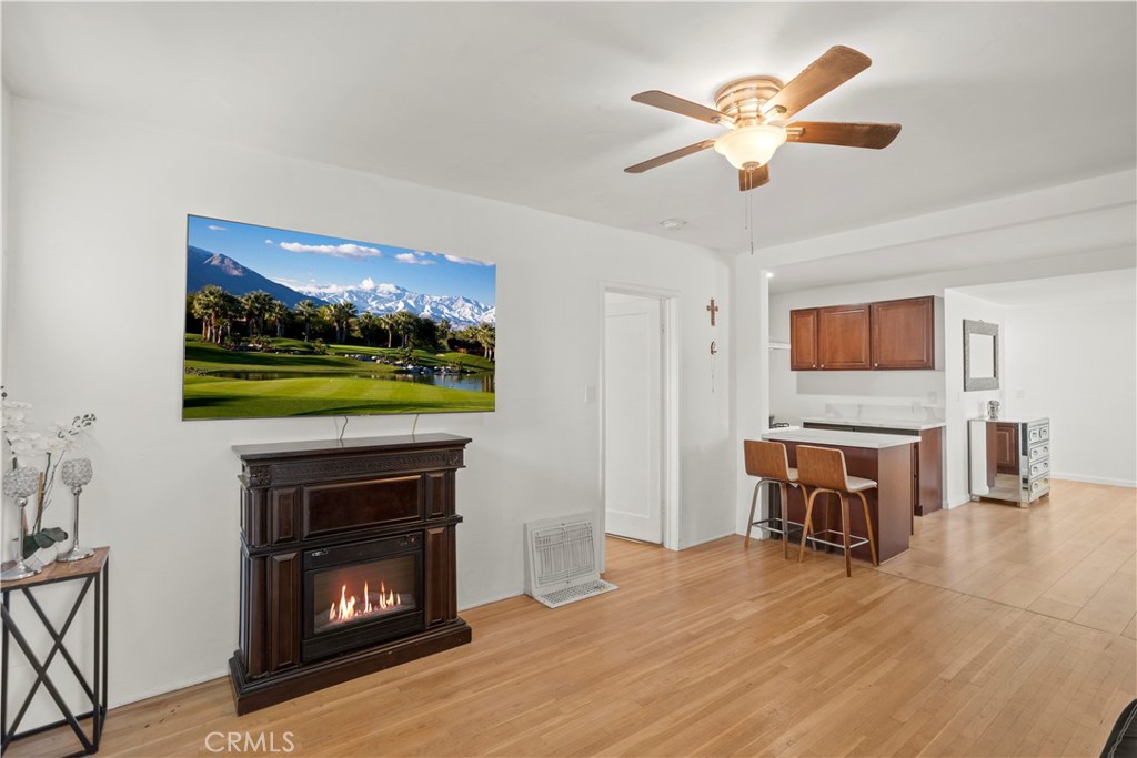 . W Hillsdale 300, 3001/4, 300 1/2