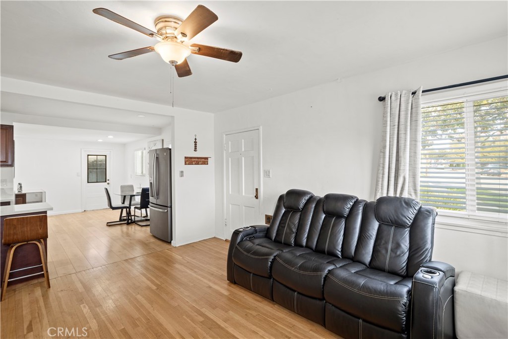 . W Hillsdale 300, 3001/4, 300 1/2