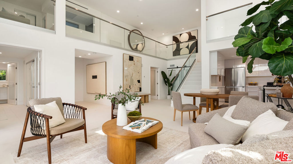 621 N Kings Road 2