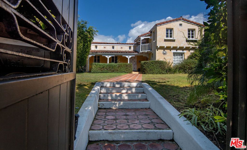 Photo of 731 San Vicente Boulevard, Santa Monica, CA 90402 (MLS # 26677033)