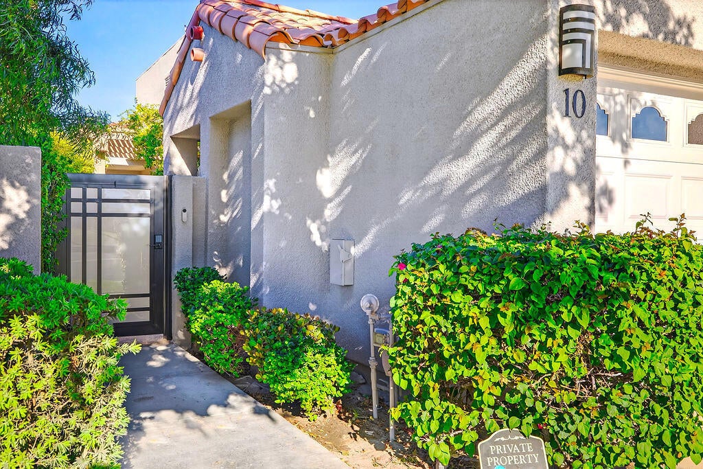 10 Colonial Drive