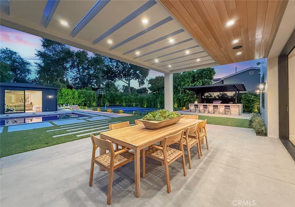 Photo of 23416 Califa Street, Woodland Hills, CA 91367 (MLS # SR25241704)