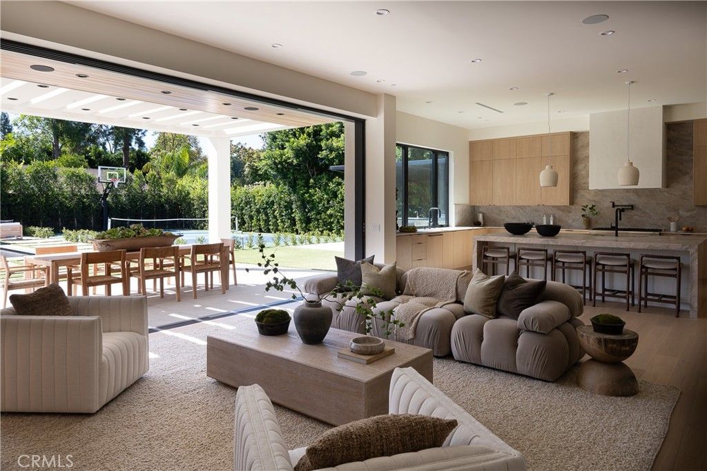 Photo of 23416 Califa Street, Woodland Hills, CA 91367 (MLS # SR25241704)