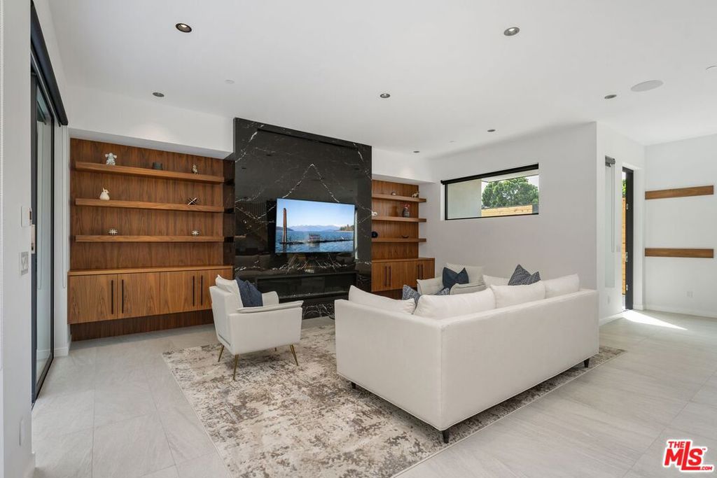 212 Bay Street 102