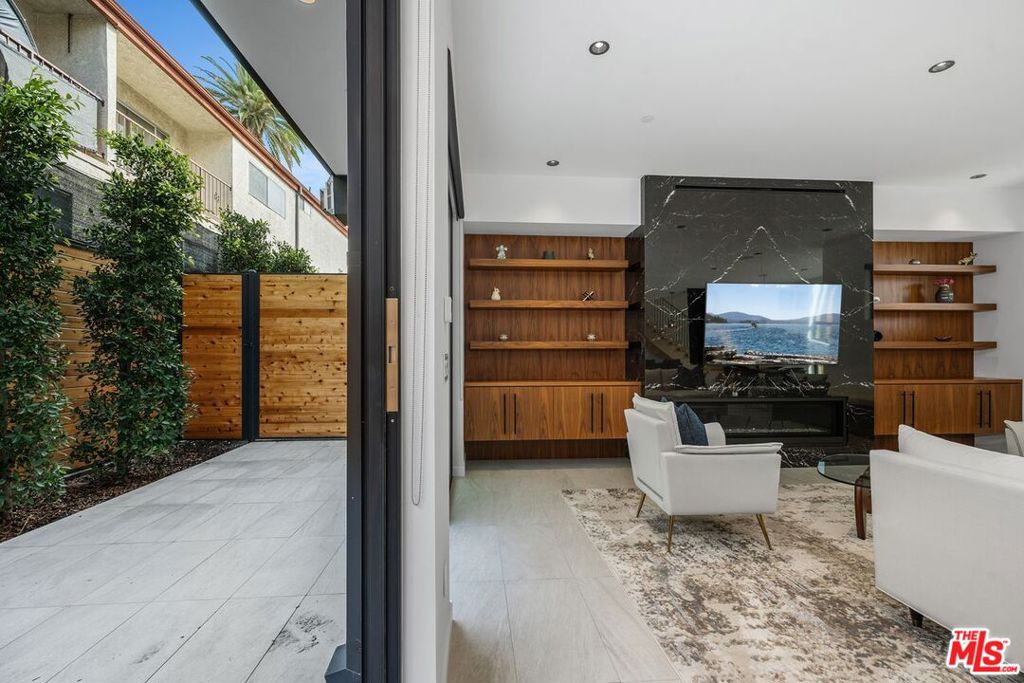212 Bay Street 102