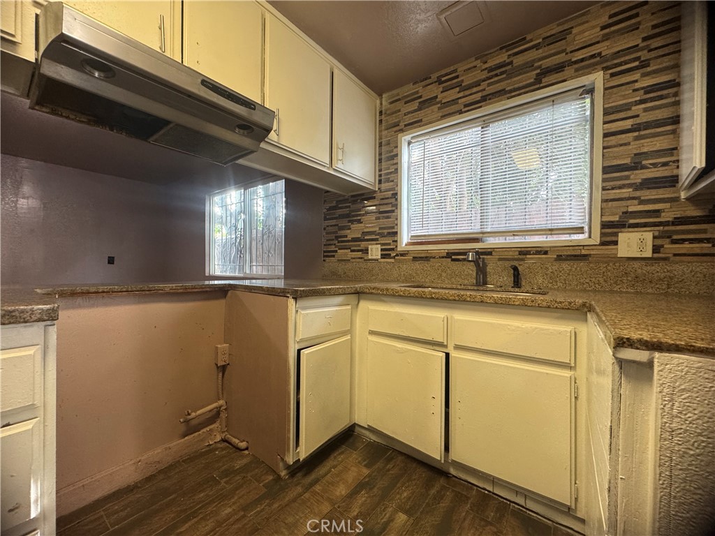 2200 E 105th