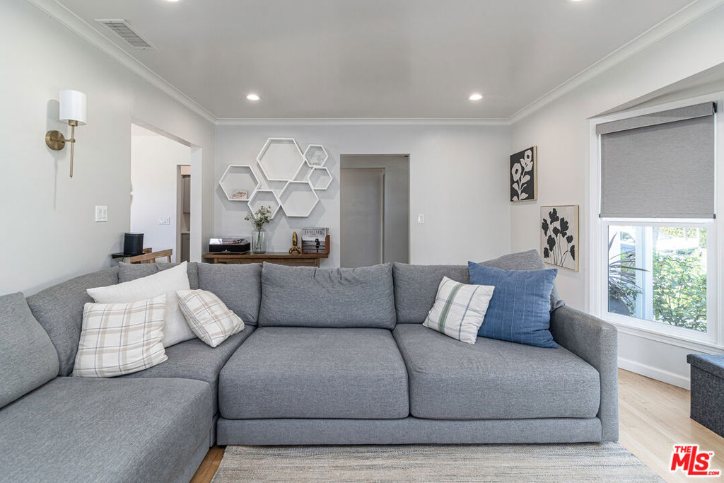 3022 S Beverly Drive