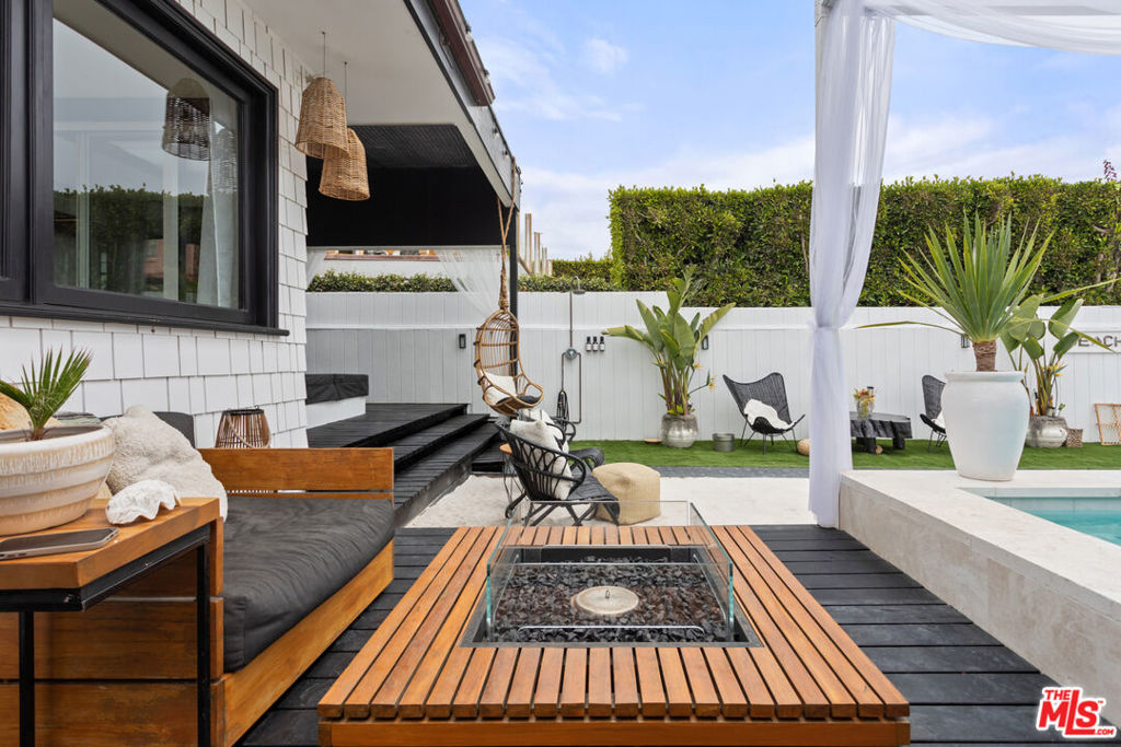 653 Palisades Beach Road