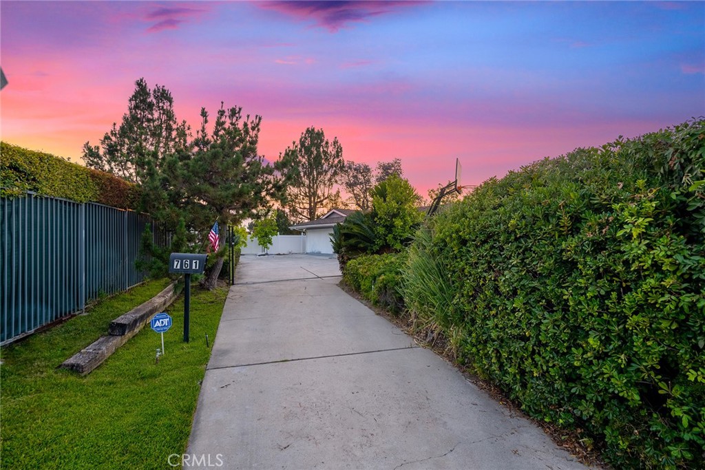 761 W Country Hills Drive
