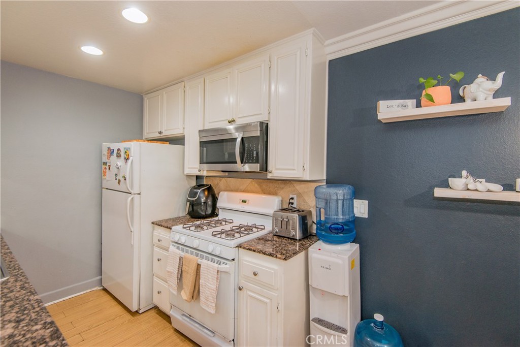 7045 Woodley Avenue 218