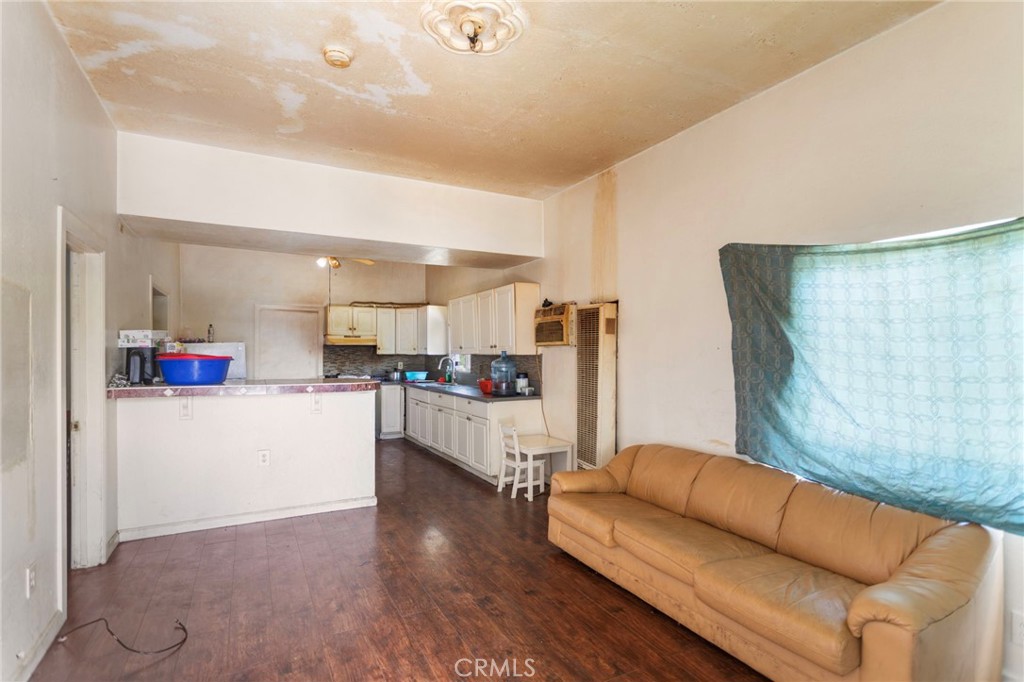 1150 W Victoria Street