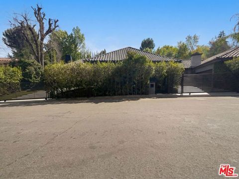 Photo of 4900 Queen Victoria Road, Woodland Hills, CA 91364 (MLS # 26660973)