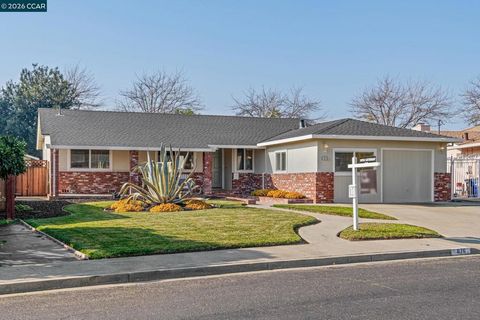 Photo of 876 Santa Ana Dr, Pittsburg, CA 94565 (MLS # 41120914)