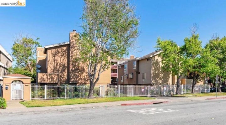 Photo 1 of 17 — 2121 Vale Rd #17 Unit #17, San Pablo, CA 94806
