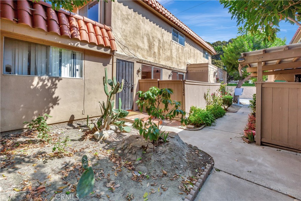 Fantastic opportunity to own a 2bd 1bth side unit with patio and 1 car garage. Easy 5fwy access and walking distance to downtown San Juan Capistrano. Home has fresh interior paint and new carpet in the bedrooms.