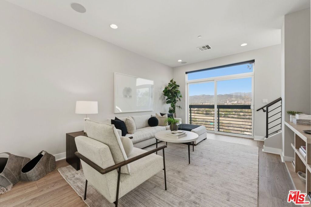 2753 Waverly Drive 806