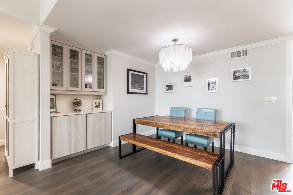 310 Tahiti Way 302