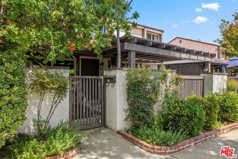 Photo of 24817 Sand Wedge Lane, Valencia, CA 91355 (MLS # 26838621)
