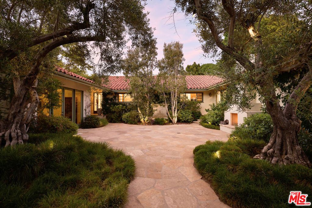 Photo of 1296 Capri Drive, Pacific Palisades, CA 90272 (MLS # 25543889)