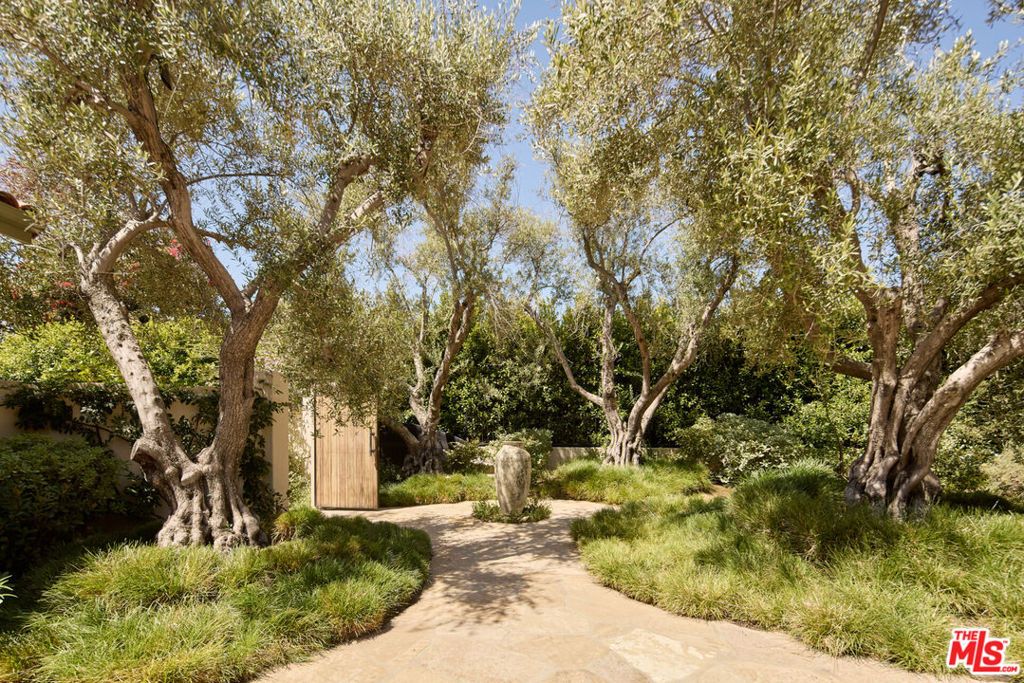 Photo of 1296 Capri Drive, Pacific Palisades, CA 90272 (MLS # 25543889)