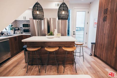 Photo of 803 N Harvard Boulevard, Los Angeles, CA 90029 (MLS # 25611401) Photo of 803 N Harvard Boulevard, Los Angeles, CA 90029 (MLS # 25611401)