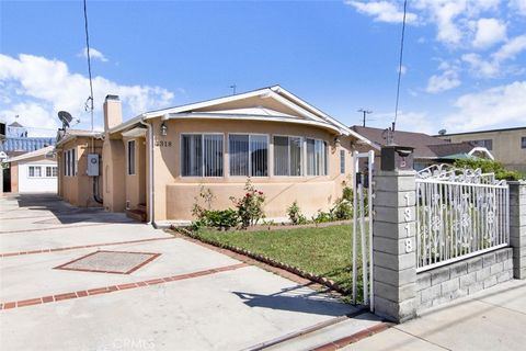 Photo of 1318 N Alexandria Avenue, Los Angeles, CA 90027 (MLS # SR26074182)