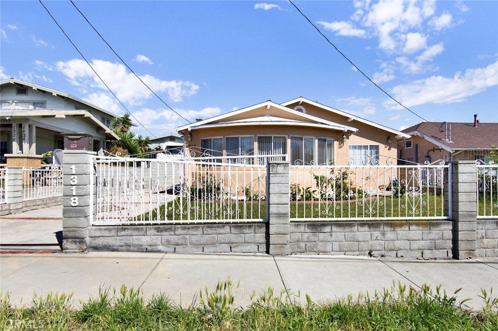 Photo of 1318 N Alexandria Avenue, Los Angeles, CA 90027 (MLS # SR26074182)