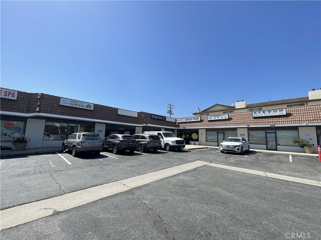Retail space for lease on busy Las Tunas Dr in San Gabriel. Space is fully built out and ready to go. Laminate wood floor, central AC & Heating, large rooms & side window. Excellent location for retail store, office, dentist/ creative office, etc.. Good exposure & traffic, large parking lot!