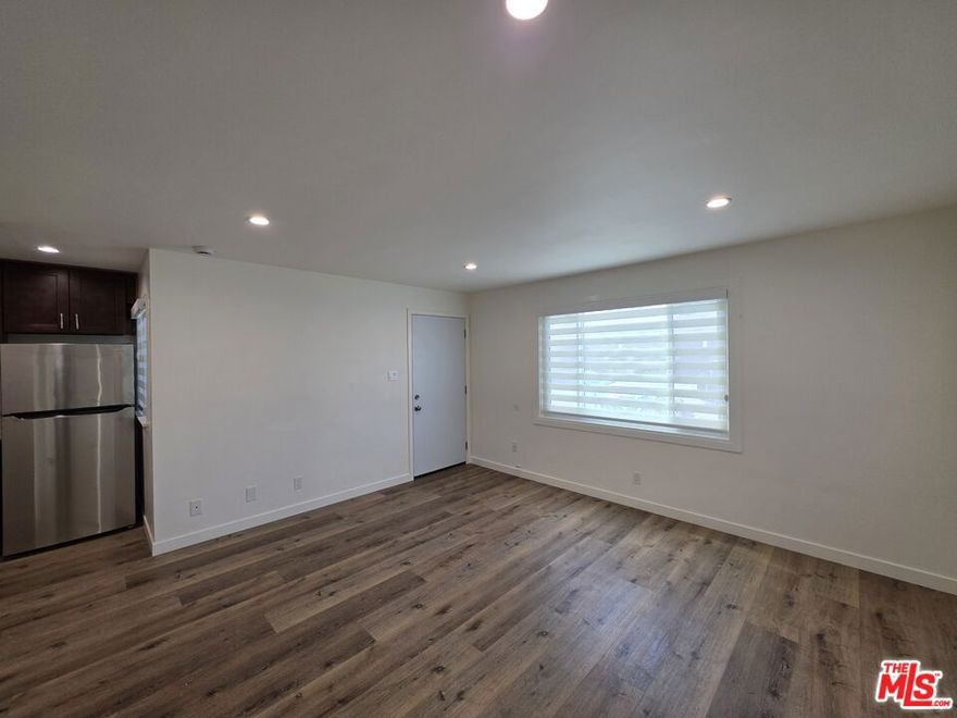Well remodeled 1+1 unit in Redondo Beach.  Very blight unit located on the ground floor.  New appliances including gas stove and refrigerator.  The asking rent including a parking fee of $100 per month.