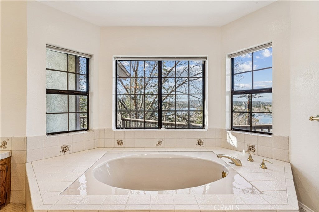 Lake Arrowhead, California, 92352, United States, 4 Bedrooms Bedrooms, ,4 BathroomsBathrooms,Residential,Active,2022363