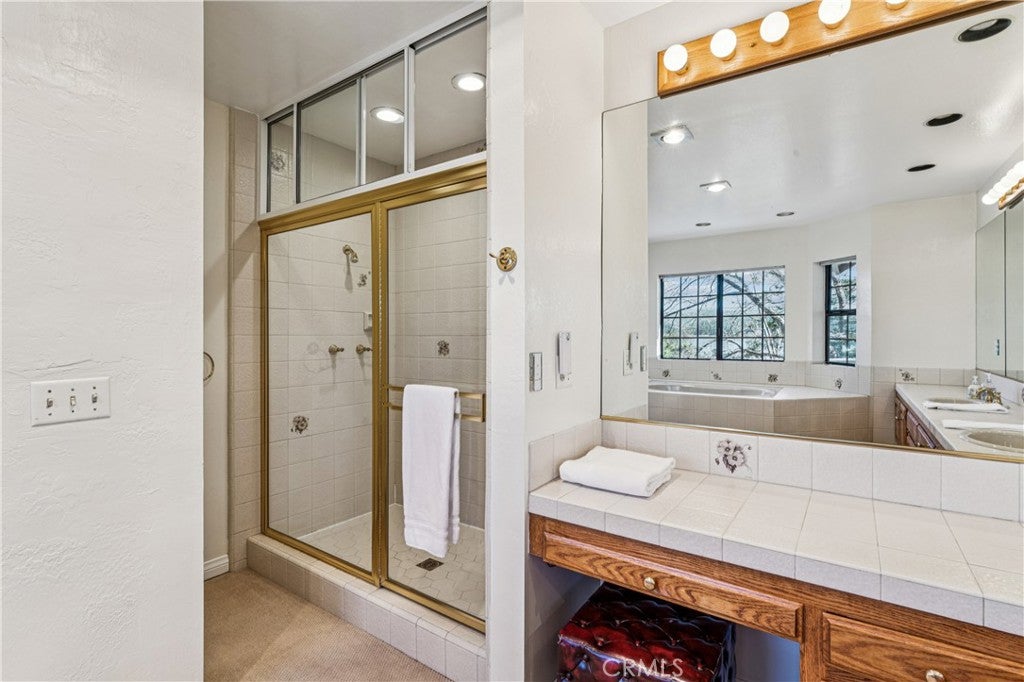 Lake Arrowhead, California, 92352, United States, 4 Bedrooms Bedrooms, ,4 BathroomsBathrooms,Residential,Active,2022363