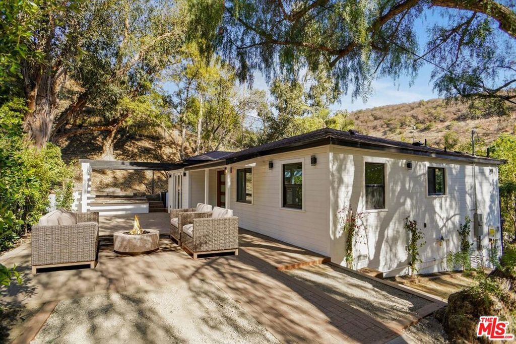 Photo of 9615 Highland Gorge Drive, Beverly Hills, CA 90210 (MLS # 26663891)