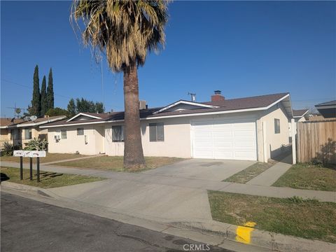 Photo of 1560 W Ramona Dr, Rialto, CA 92376 (MLS # CV26027996)