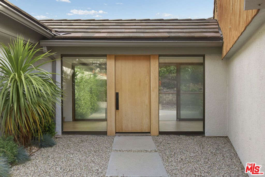 Photo of 24728 Vantage Point Terrace, Malibu, CA 90265 (MLS # 26659405)