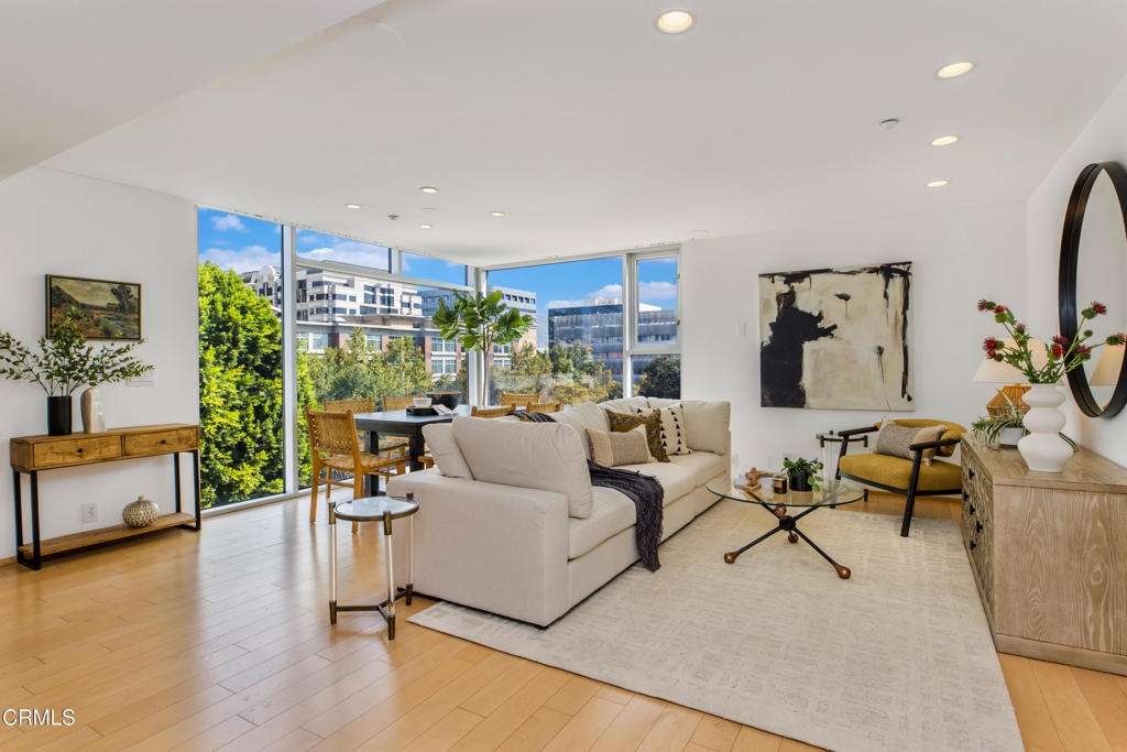 Properties 2 141 S Hudson Avenue 401