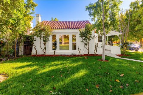 Photo of 1028 Olmsted Dr, Glendale, CA 91202 (MLS # SR26047033)