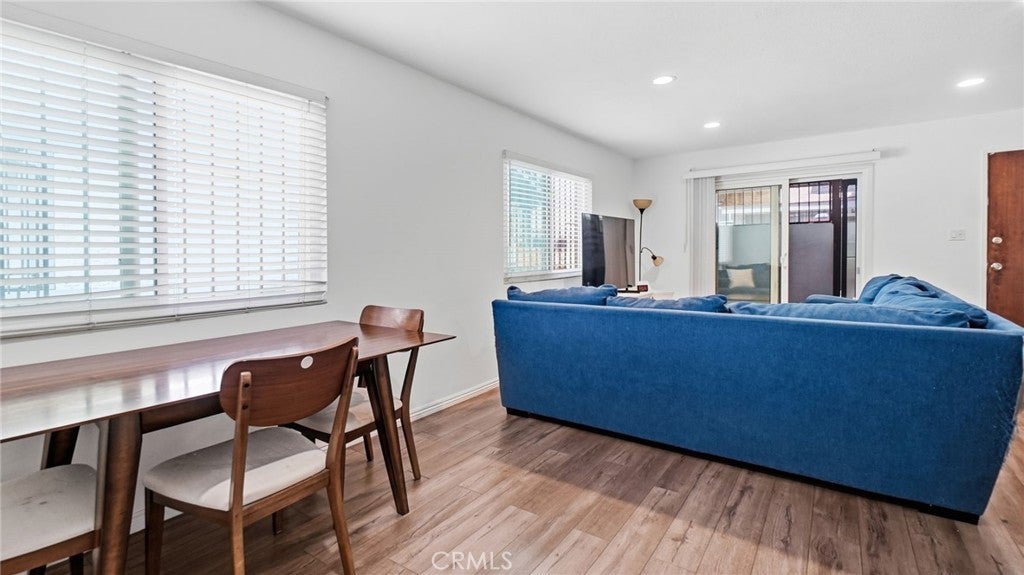 1239 W Rosecrans 4